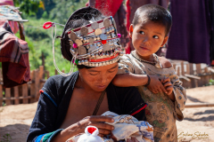 Mujer Akha con niño.