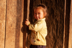 Niña en la puerta.