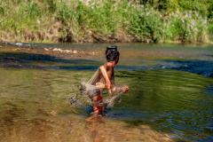 Pescando en el río.