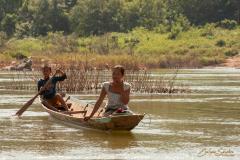 remando por el río.