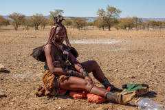 Himba sentada.