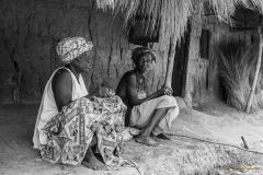Mujeres sentadas.